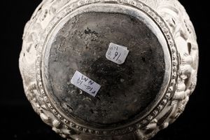 Arte Indiana : Vaso in terracotta decorato con figure  India, Bengala Occidentale, periodo Shunga, I secolo a.C.- I secolo d.C.  - Asta Asta 373 | ARTE ORIENTALE E ISLAMICA - ARTE ORIENALE E WUNDERKAMMER Online - Associazione Nazionale - Case d'Asta italiane