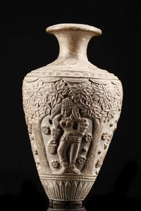 Arte Indiana : Vaso in terracotta decorata con Yakshini  India, Bengala Occidentale, periodo Shunga, I secolo a.C.- I secolo d.C.  - Asta Asta 373 | ARTE ORIENTALE E ISLAMICA - ARTE ORIENALE E WUNDERKAMMER Online - Associazione Nazionale - Case d'Asta italiane