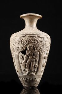 Arte Indiana : Vaso in terracotta decorata con Yakshini  India, Bengala Occidentale, periodo Shunga, I secolo a.C.- I secolo d.C.  - Asta Asta 373 | ARTE ORIENTALE E ISLAMICA - ARTE ORIENALE E WUNDERKAMMER Online - Associazione Nazionale - Case d'Asta italiane