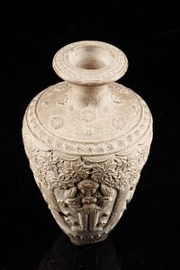 Arte Indiana : Vaso in terracotta decorata con Yakshini  India, Bengala Occidentale, periodo Shunga, I secolo a.C.- I secolo d.C.  - Asta Asta 373 | ARTE ORIENTALE E ISLAMICA - ARTE ORIENALE E WUNDERKAMMER Online - Associazione Nazionale - Case d'Asta italiane
