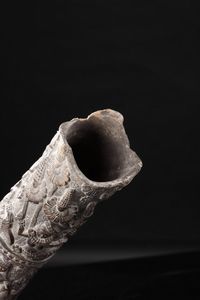 Arte Indiana : Grande vaso Chandraketugarh in terracotta  India, Bengala occidentale, periodo Shunga, I secolo a.C. - I secolo d.C.  - Asta Asta 373 | ARTE ORIENTALE E ISLAMICA - ARTE ORIENALE E WUNDERKAMMER Online - Associazione Nazionale - Case d'Asta italiane