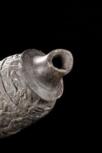 Arte Indiana : Grande vaso Chandraketugarh in terracotta  India, Bengala occidentale, periodo Shunga, I secolo a.C. - I secolo d.C.  - Asta Asta 373 | ARTE ORIENTALE E ISLAMICA - ARTE ORIENALE E WUNDERKAMMER Online - Associazione Nazionale - Case d'Asta italiane