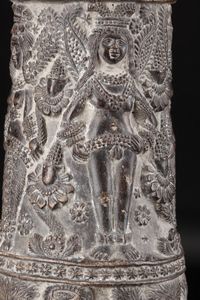 Arte Indiana : Grande vaso Chandraketugarh in terracotta  India, Bengala occidentale, periodo Shunga, I secolo a.C. - I secolo d.C.  - Asta Asta 373 | ARTE ORIENTALE E ISLAMICA - ARTE ORIENALE E WUNDERKAMMER Online - Associazione Nazionale - Case d'Asta italiane