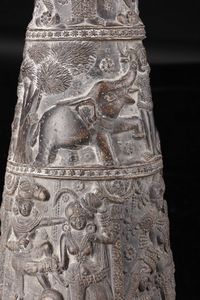 Arte Indiana : Grande vaso Chandraketugarh in terracotta  India, Bengala occidentale, periodo Shunga, I secolo a.C. - I secolo d.C.  - Asta Asta 373 | ARTE ORIENTALE E ISLAMICA - ARTE ORIENALE E WUNDERKAMMER Online - Associazione Nazionale - Case d'Asta italiane