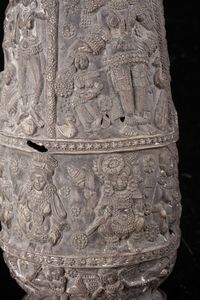 Arte Indiana : Grande vaso Chandraketugarh in terracotta  India, Bengala occidentale, periodo Shunga, I secolo a.C. - I secolo d.C.  - Asta Asta 373 | ARTE ORIENTALE E ISLAMICA - ARTE ORIENALE E WUNDERKAMMER Online - Associazione Nazionale - Case d'Asta italiane