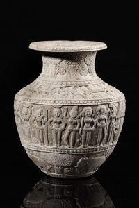 Arte Indiana - Vaso (lota) Chandraketugarh in terracotta modellato con Yaksha e Yakshini India, Bengala occidentale, periodo Shunga, I secolo a.C. - I secolo d.C.