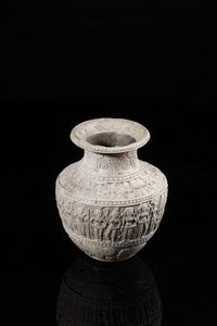 Arte Indiana : Vaso (lota) Chandraketugarh in terracotta modellato con Yaksha e Yakshini India, Bengala occidentale, periodo Shunga, I secolo a.C. - I secolo d.C.  - Asta Asta 373 | ARTE ORIENTALE E ISLAMICA - ARTE ORIENALE E WUNDERKAMMER Online - Associazione Nazionale - Case d'Asta italiane