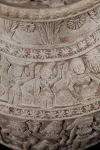 Arte Indiana : Vaso (lota) Chandraketugarh in terracotta modellato con Yaksha e Yakshini India, Bengala occidentale, periodo Shunga, I secolo a.C. - I secolo d.C.  - Asta Asta 373 | ARTE ORIENTALE E ISLAMICA - ARTE ORIENALE E WUNDERKAMMER Online - Associazione Nazionale - Case d'Asta italiane