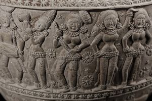 Arte Indiana : Vaso (lota) Chandraketugarh in terracotta modellato con Yaksha e Yakshini India, Bengala occidentale, periodo Shunga, I secolo a.C. - I secolo d.C.  - Asta Asta 373 | ARTE ORIENTALE E ISLAMICA - ARTE ORIENALE E WUNDERKAMMER Online - Associazione Nazionale - Case d'Asta italiane