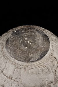 Arte Indiana : Vaso (lota) Chandraketugarh in terracotta modellato con Yaksha e Yakshini India, Bengala occidentale, periodo Shunga, I secolo a.C. - I secolo d.C.  - Asta Asta 373 | ARTE ORIENTALE E ISLAMICA - ARTE ORIENALE E WUNDERKAMMER Online - Associazione Nazionale - Case d'Asta italiane