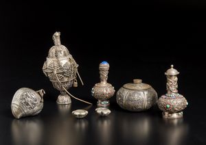 Arte Cinese - Gruppo di cinque contenitori e due lingotti in argento  Cina, dinastia Qing, XIX secolo