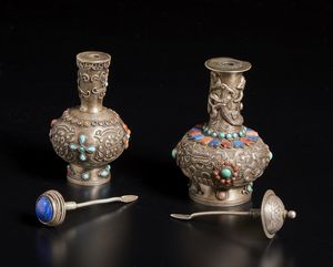 Arte Cinese : Gruppo di cinque contenitori e due lingotti in argento  Cina, dinastia Qing, XIX secolo  - Asta Asta 373 | ARTE ORIENTALE E ISLAMICA - ARTE ORIENALE E WUNDERKAMMER Online - Associazione Nazionale - Case d'Asta italiane