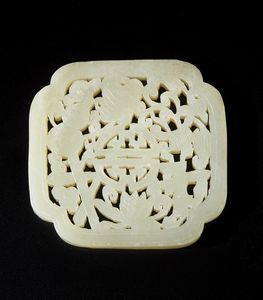 Arte Cinese : Placca traforata in giada   Cina, dinastia Qing, XIX secolo  - Asta Asta 373 | ARTE ORIENTALE E ISLAMICA - ARTE ORIENALE E WUNDERKAMMER Online - Associazione Nazionale - Case d'Asta italiane