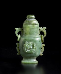 Arte Cinese - Piccola anfora in giada verde  Cina, dinastia Qing, XIX secolo