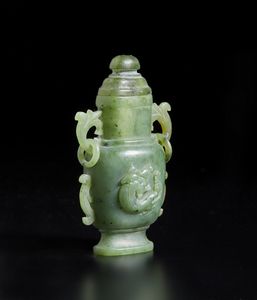 Arte Cinese : Piccola anfora in giada verde  Cina, dinastia Qing, XIX secolo  - Asta Asta 373 | ARTE ORIENTALE E ISLAMICA - ARTE ORIENALE E WUNDERKAMMER Online - Associazione Nazionale - Case d'Asta italiane