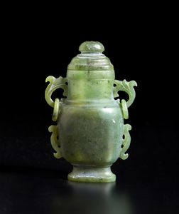 Arte Cinese : Piccola anfora in giada verde  Cina, dinastia Qing, XIX secolo  - Asta Asta 373 | ARTE ORIENTALE E ISLAMICA - ARTE ORIENALE E WUNDERKAMMER Online - Associazione Nazionale - Case d'Asta italiane