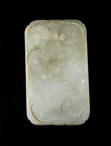 Arte Cinese : Placca rettangolare in giada  Cina, dinastia Qing, XIX secolo  - Asta Asta 373 | ARTE ORIENTALE E ISLAMICA - ARTE ORIENALE E WUNDERKAMMER Online - Associazione Nazionale - Case d'Asta italiane