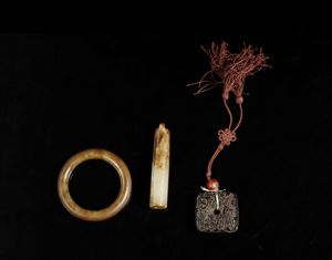 Arte Cinese - Lotto composto da tre manufatti in giada e corno Cina, XIX secolo