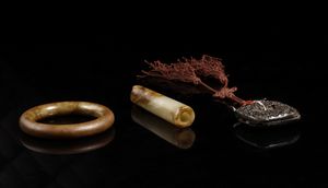 Arte Cinese : Lotto composto da tre manufatti in giada e corno Cina, XIX secolo  - Asta Asta 373 | ARTE ORIENTALE E ISLAMICA - ARTE ORIENALE E WUNDERKAMMER Online - Associazione Nazionale - Case d'Asta italiane