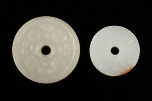 Arte Cinese : Due manufatti in giada raffiguranti dischi pi lavorati a chicco di miglio  Cina, XX secolo  - Asta Asta 373 | ARTE ORIENTALE E ISLAMICA - ARTE ORIENALE E WUNDERKAMMER Online - Associazione Nazionale - Case d'Asta italiane