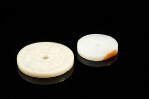 Arte Cinese : Due manufatti in giada raffiguranti dischi pi lavorati a chicco di miglio  Cina, XX secolo  - Asta Asta 373 | ARTE ORIENTALE E ISLAMICA - ARTE ORIENALE E WUNDERKAMMER Online - Associazione Nazionale - Case d'Asta italiane