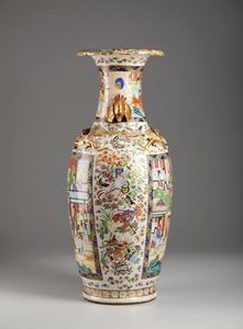Arte Cinese : Grande vaso in porcellana Canton  Cina, dinastia Qing, XIX secolo  - Asta Asta 373 | ARTE ORIENTALE E ISLAMICA - ARTE ORIENALE E WUNDERKAMMER Online - Associazione Nazionale - Case d'Asta italiane
