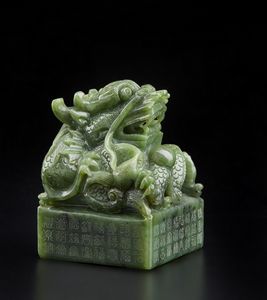 Arte Cinese : Sigillo in giada con impugnatura in forma di Qilin Cina, XX secolo  - Asta Asta 373 | ARTE ORIENTALE E ISLAMICA - ARTE ORIENALE E WUNDERKAMMER Online - Associazione Nazionale - Case d'Asta italiane