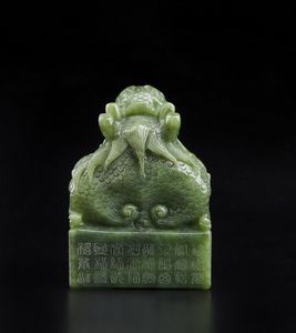 Arte Cinese : Sigillo in giada con impugnatura in forma di Qilin Cina, XX secolo  - Asta Asta 373 | ARTE ORIENTALE E ISLAMICA - ARTE ORIENALE E WUNDERKAMMER Online - Associazione Nazionale - Case d'Asta italiane
