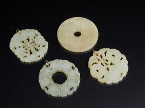 Arte Cinese : Quattro pendenti circolari in giada traforata Cina, dinastia Qing, XX secolo  - Asta Asta 373 | ARTE ORIENTALE E ISLAMICA - ARTE ORIENALE E WUNDERKAMMER Online - Associazione Nazionale - Case d'Asta italiane