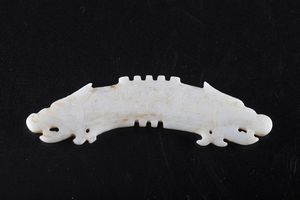 Arte Cinese - Huang in giada bianca in forma di animale mitologico ed inciso con motivi arcaici  Cina, periodo Stati Combattenti