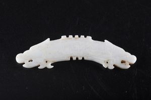 Arte Cinese : Huang in giada bianca in forma di animale mitologico ed inciso con motivi arcaici  Cina, periodo Stati Combattenti  - Asta Asta 373 | ARTE ORIENTALE E ISLAMICA - ARTE ORIENALE E WUNDERKAMMER Online - Associazione Nazionale - Case d'Asta italiane