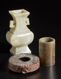 Arte Cinese : Gruppo di accessori in giada  Cina, dinastia Qing, XIX secolo  - Asta Asta 373 | ARTE ORIENTALE E ISLAMICA - ARTE ORIENALE E WUNDERKAMMER Online - Associazione Nazionale - Case d'Asta italiane