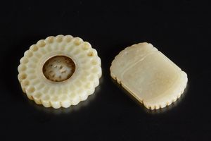 Arte Cinese : Gruppo di accessori in giada  Cina, dinastia Qing, XIX secolo  - Asta Asta 373 | ARTE ORIENTALE E ISLAMICA - ARTE ORIENALE E WUNDERKAMMER Online - Associazione Nazionale - Case d'Asta italiane