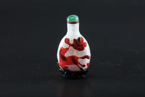 Arte Cinese - Tabacchiera in vetro decorata con applicazioni in vetro rosso raffiguranti un cavallo ed un pipistrello Cina, dinastia Qing,  XVIII - XIX secolo