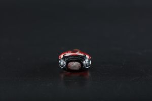 Arte Cinese : Tabacchiera in vetro decorata con applicazioni in vetro rosso raffiguranti un cavallo ed un pipistrello Cina, dinastia Qing,  XVIII - XIX secolo  - Asta Asta 373 | ARTE ORIENTALE E ISLAMICA - ARTE ORIENALE E WUNDERKAMMER Online - Associazione Nazionale - Case d'Asta italiane