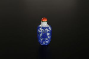 Arte Cinese : Snuff bottle in vetro con applicazioni blu Cina, XVIII - XIX secolo  - Asta Asta 373 | ARTE ORIENTALE E ISLAMICA - ARTE ORIENALE E WUNDERKAMMER Online - Associazione Nazionale - Case d'Asta italiane