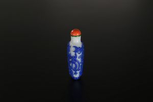 Arte Cinese : Snuff bottle in vetro con applicazioni blu Cina, XVIII - XIX secolo  - Asta Asta 373 | ARTE ORIENTALE E ISLAMICA - ARTE ORIENALE E WUNDERKAMMER Online - Associazione Nazionale - Case d'Asta italiane