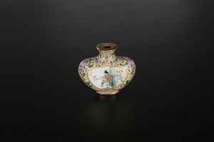 Arte Cinese - Snuff bottle in porcellana smaltata di giallo, decorata con riserve centrali Cina, XIX secolo