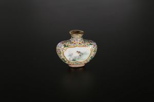Arte Cinese : Snuff bottle in porcellana smaltata di giallo, decorata con riserve centrali Cina, XIX secolo  - Asta Asta 373 | ARTE ORIENTALE E ISLAMICA - ARTE ORIENALE E WUNDERKAMMER Online - Associazione Nazionale - Case d'Asta italiane