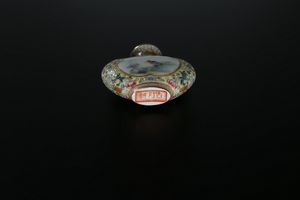 Arte Cinese : Snuff bottle in porcellana smaltata di giallo, decorata con riserve centrali Cina, XIX secolo  - Asta Asta 373 | ARTE ORIENTALE E ISLAMICA - ARTE ORIENALE E WUNDERKAMMER Online - Associazione Nazionale - Case d'Asta italiane