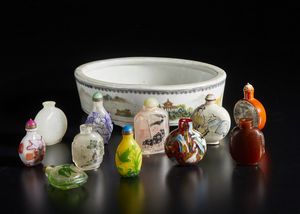 Arte Cinese - Undici tabacchiere ed un piccolo bacile in porcellana decorata  Cina, XIX - XX secolo
