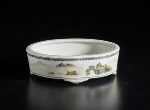 Arte Cinese : Undici tabacchiere ed un piccolo bacile in porcellana decorata  Cina, XIX - XX secolo  - Asta Asta 373 | ARTE ORIENTALE E ISLAMICA - ARTE ORIENALE E WUNDERKAMMER Online - Associazione Nazionale - Case d'Asta italiane