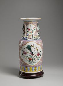 Arte Cinese - Vaso in porcellana con decorazione vegetale  Cina, XX secolo