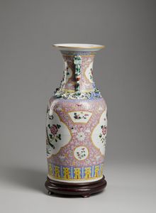 Arte Cinese : Vaso in porcellana con decorazione vegetale  Cina, XX secolo  - Asta Asta 373 | ARTE ORIENTALE E ISLAMICA - ARTE ORIENALE E WUNDERKAMMER Online - Associazione Nazionale - Case d'Asta italiane
