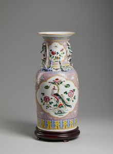 Arte Cinese : Vaso in porcellana con decorazione vegetale  Cina, XX secolo  - Asta Asta 373 | ARTE ORIENTALE E ISLAMICA - ARTE ORIENALE E WUNDERKAMMER Online - Associazione Nazionale - Case d'Asta italiane