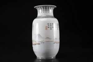 Arte Cinese : Due vasi in porcellana policroma Cina, periodo Repubblica  - Asta Asta 373 | ARTE ORIENTALE E ISLAMICA - ARTE ORIENALE E WUNDERKAMMER Online - Associazione Nazionale - Case d'Asta italiane