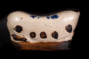 Arte Cinese : Poggiatesta cizhou sagomato in forma di gatto  Cina, XIX secolo  - Asta Asta 373 | ARTE ORIENTALE E ISLAMICA - ARTE ORIENALE E WUNDERKAMMER Online - Associazione Nazionale - Case d'Asta italiane