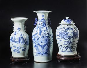 Arte Cinese - Tre vasi in porcellana bianca e blu Cina, XX secolo