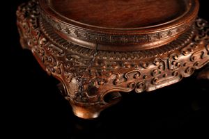 Arte Cinese : Base in legno intagliato  Cina, dinastia Qing, XVIII secolo  - Asta Asta 373 | ARTE ORIENTALE E ISLAMICA - ARTE ORIENALE E WUNDERKAMMER Online - Associazione Nazionale - Case d'Asta italiane