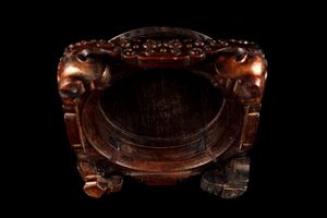 Arte Cinese : Base in legno intagliato  Cina, dinastia Qing, XVIII secolo  - Asta Asta 373 | ARTE ORIENTALE E ISLAMICA - ARTE ORIENALE E WUNDERKAMMER Online - Associazione Nazionale - Case d'Asta italiane